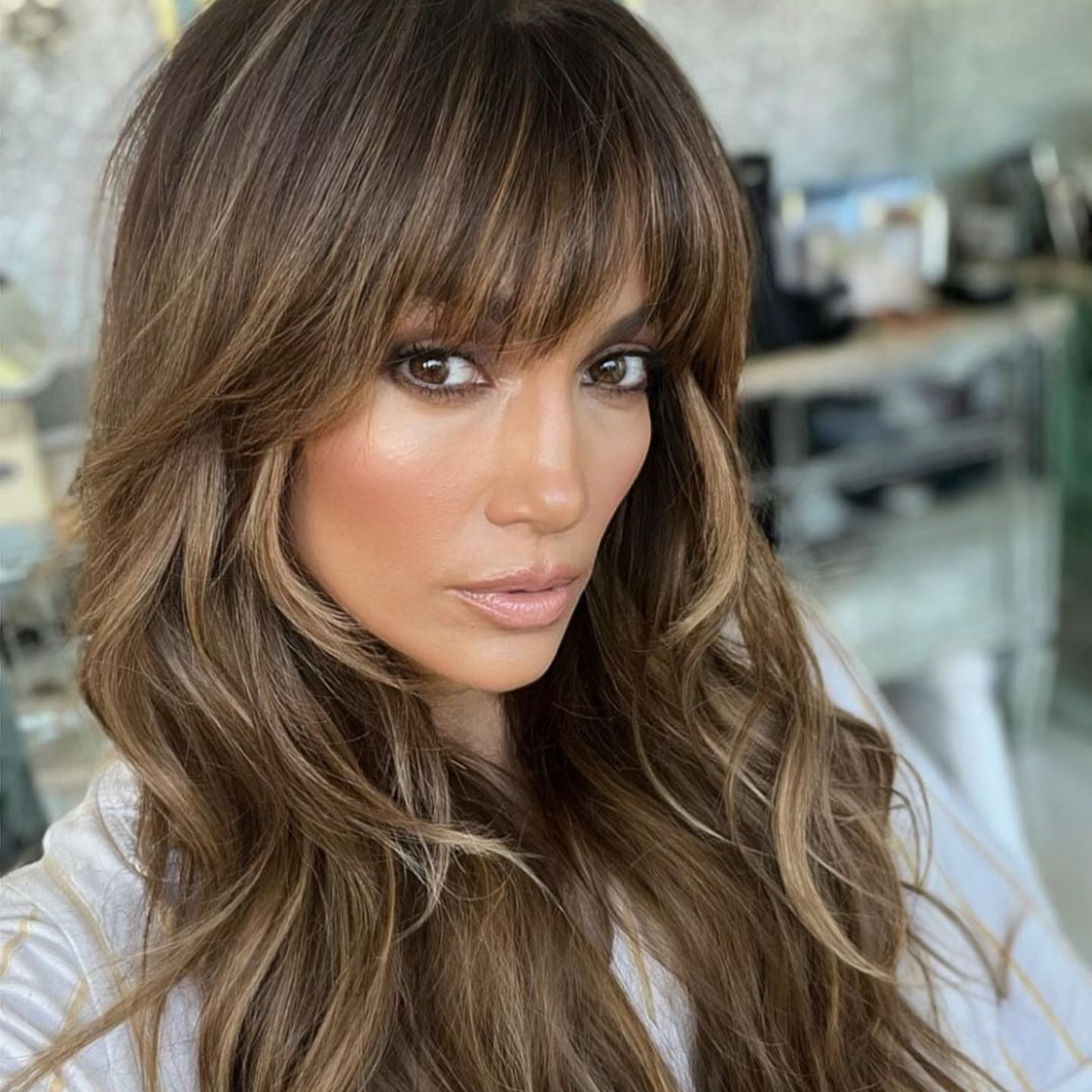 Koniec z frenchem. Jennifer Lopez robi paznokcie tuxedo. Ten manicure będzie hitem jesieni